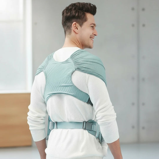 Vue de dos de l’écharpe de portage vert menthe Kalinatur portée par un papa, montrant le maintien dorsal.