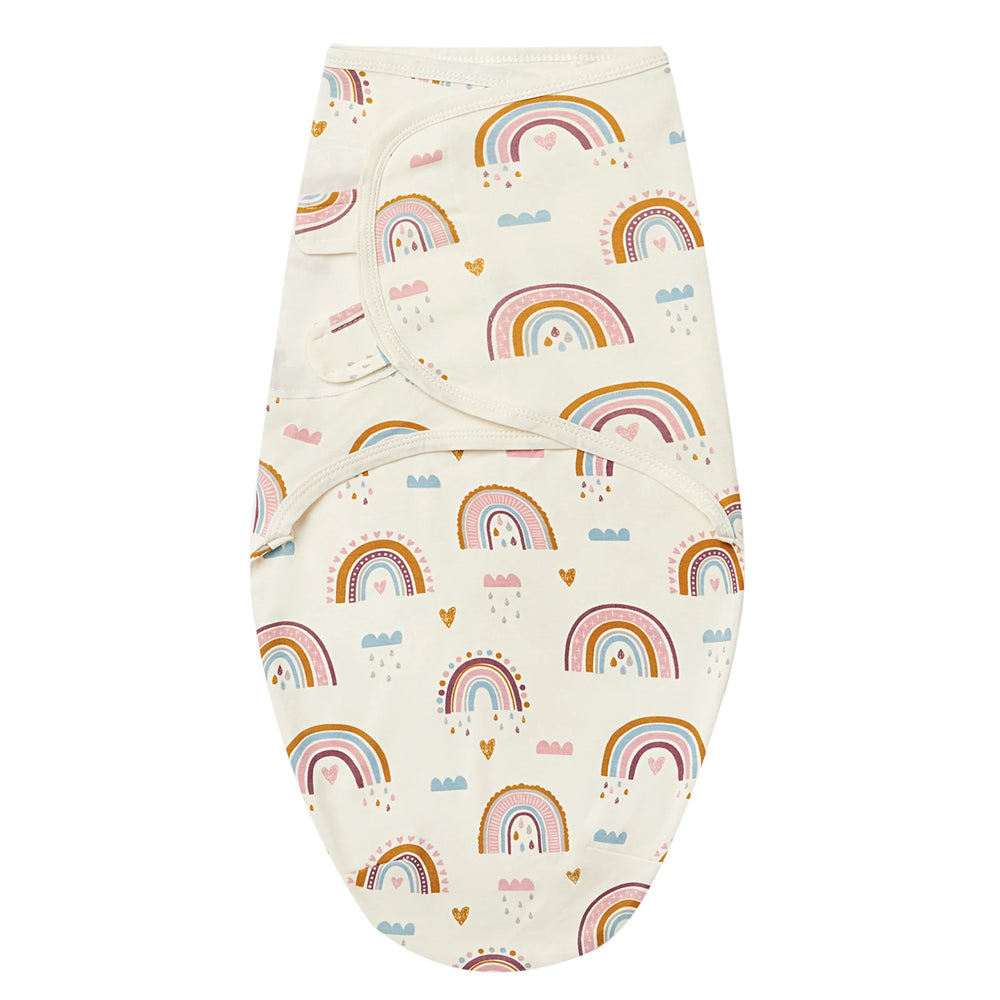Gigoteuse Kalinatur pour bébé avec motifs arc-en-ciel pastel sur fond crème, vue de face.
