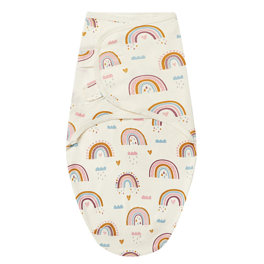 Gigoteuse Kalinatur pour bébé avec motifs arc-en-ciel pastel sur fond crème, vue de face.
