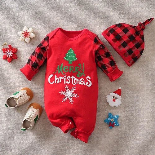 Grenouillère bébé Kalinatur rouge Merry Christmas avec manches à carreaux noirs et rouges, bonnet assorti inclus, motif sapin et flocon.