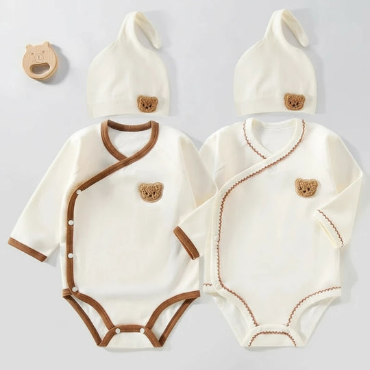 Lot de bodies croisés bébé en coton écru avec détail ourson et deux bonnets assortis, ensemble doux et unisexe Kalinatur.