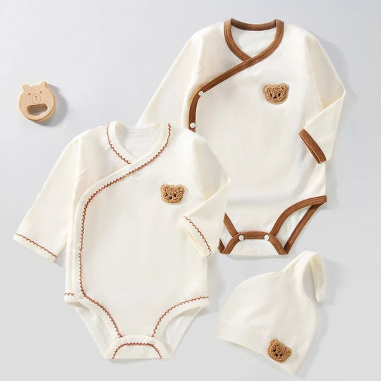 Lot de bodies croisés bébé en coton écru avec bordures marron et écusson ourson, bonnet assorti, ensemble doux et unisexe Kalinatur.