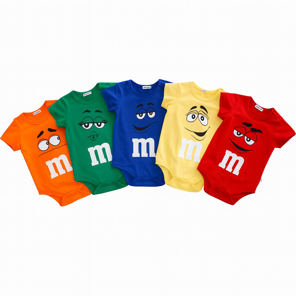 Lot de cinq bodies bébé multicolores inspirés des M&M’s, avec différents visages amusants et imprimé blanc.