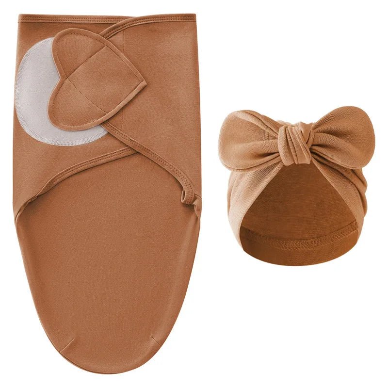 Nid d’ange couleur caramel pour nouveau-né avec bonnet assorti à nœud, présenté sur fond clair.