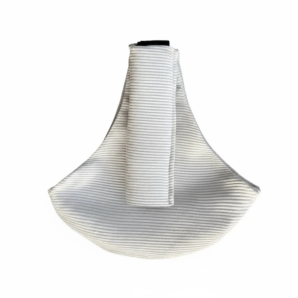 Porte-bébé bandoulière Kalinatur blanc avec fines rayures, tissu respirant et confortable.