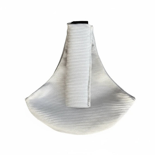 Porte-bébé bandoulière Kalinatur blanc avec fines rayures, tissu respirant et confortable.