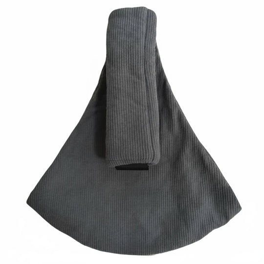 Porte-bébé bandoulière Kalinatur en tissu gris côtelé, design doux et confortable pour bébé.