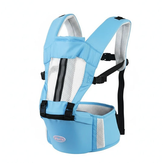 Maman portant son bébé dans un porte-bébé bleu clair ergonomique Kalinatur, soutien complet et assise large.