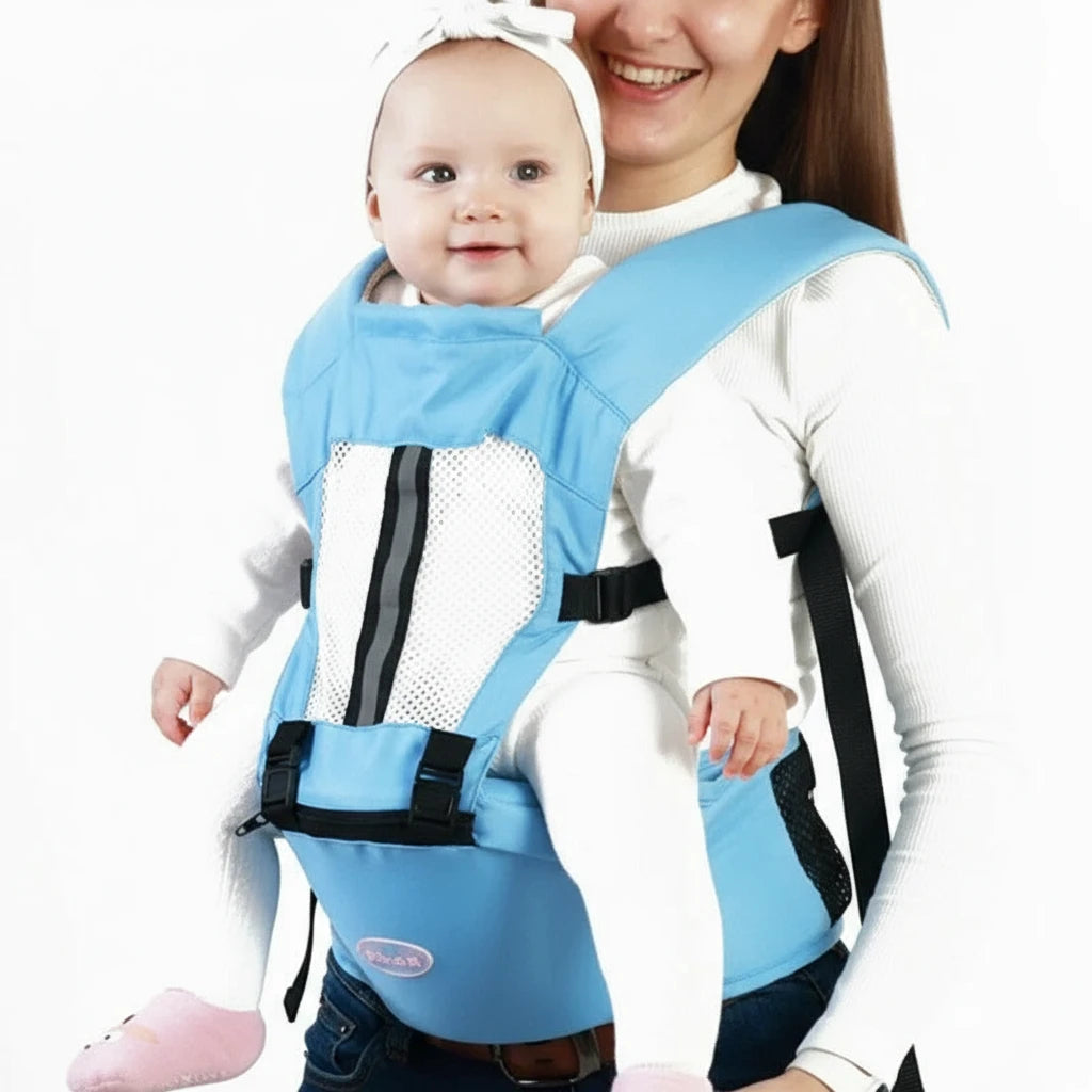 Maman portant son bébé dans un porte-bébé ergonomique bleu ciel Kalinatur avec assise confortable et filets respirants.