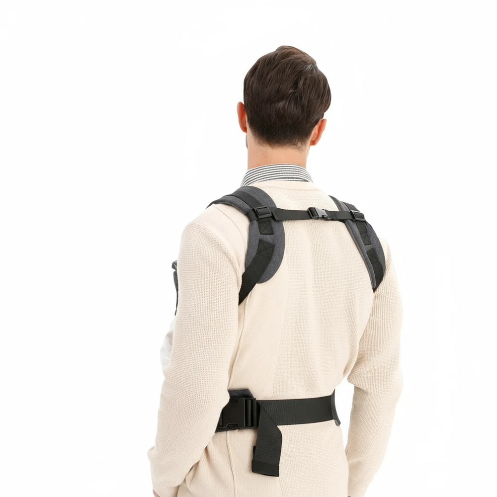 Vue de dos du porte-bébé ergonomique gris Kalinatur porté par un papa, montrant le soutien dorsal et les sangles ajustables.