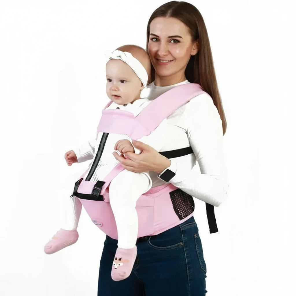 Maman portant son bébé dans un porte-bébé rose ergonomique Kalinatur, design doux et rembourré.