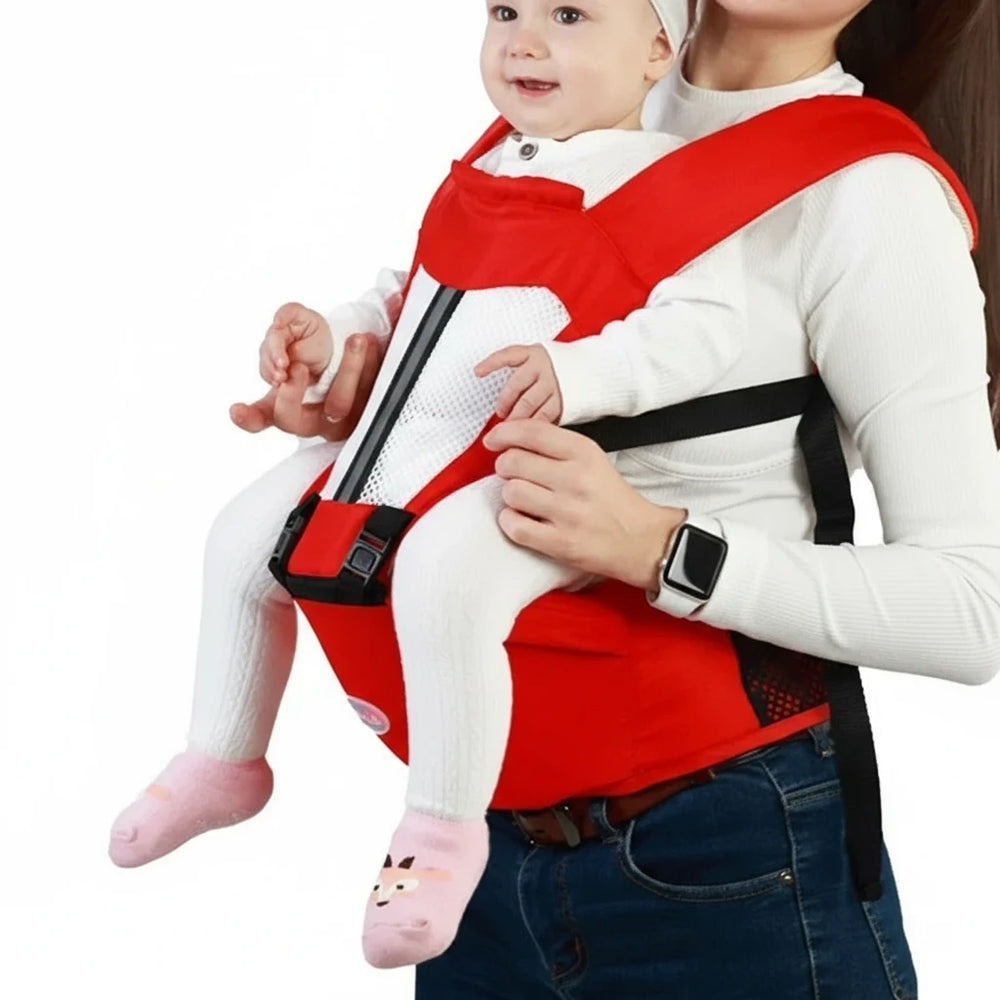 Maman portant son bébé dans un porte-bébé ergonomique rouge Kalinatur, assise large et maintien sécurisé.