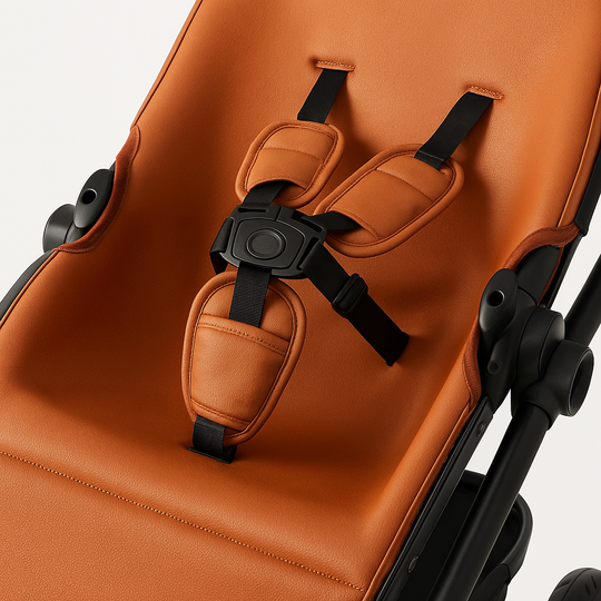 Harnais de sécurité cinq points sur la poussette jumeaux camel Kalinatur.
