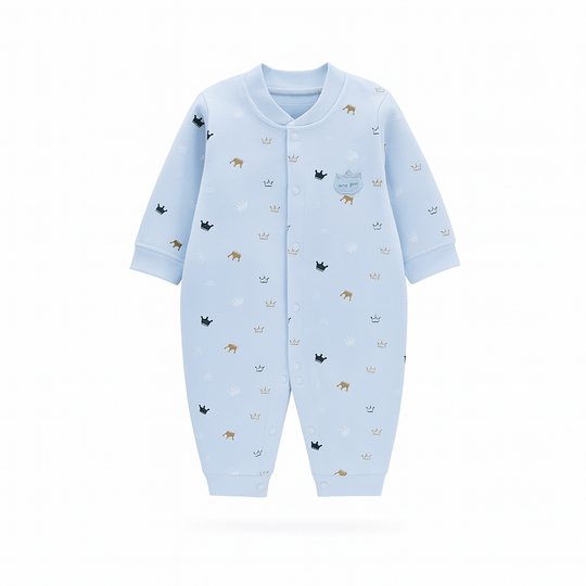 Pyjama bébé bleu pastel imprimé de petits animaux et de couronnes décoratives.