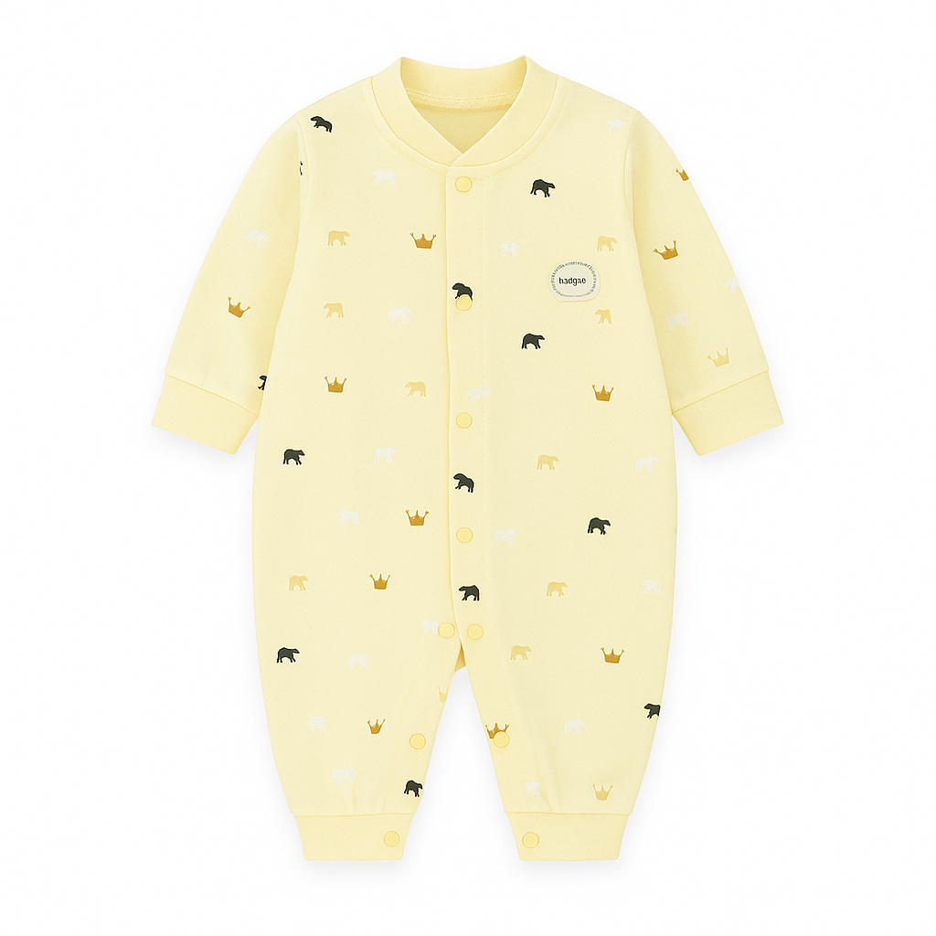 Pyjama bébé jaune crème imprimé d’animaux et de petites couronnes dorées.