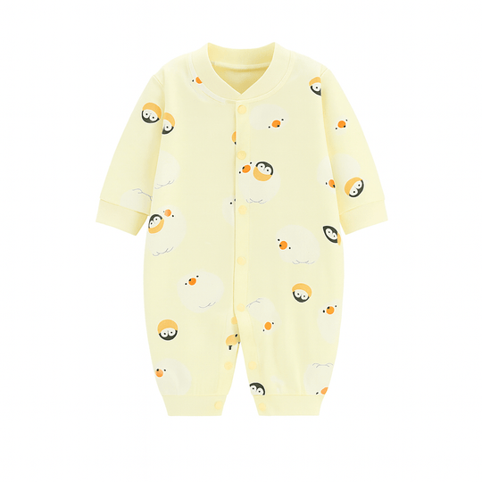 Pyjama bébé jaune clair décoré de pingouins mignons au style dessin animé.