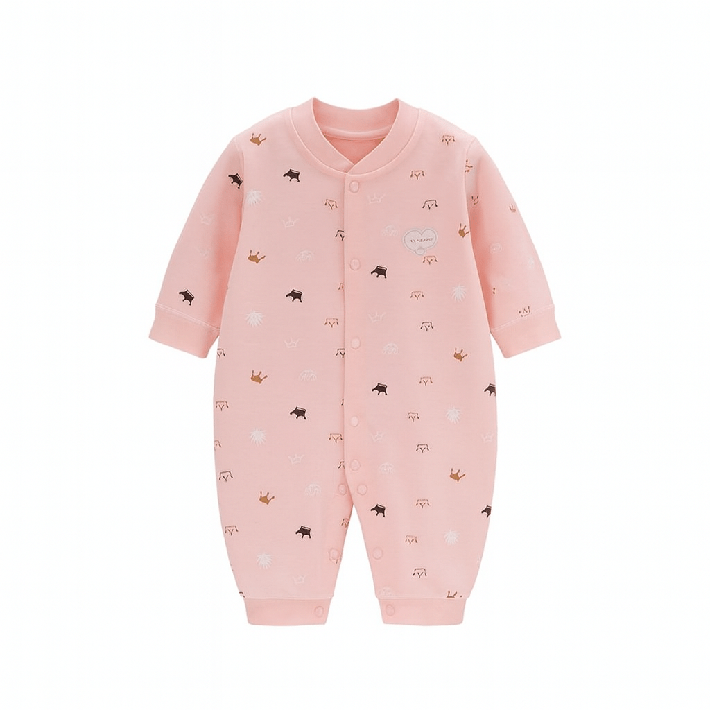 Pyjama bébé rose pâle imprimé de petits animaux et de couronnes dorées stylisées.