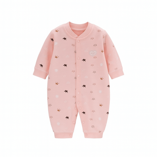 Pyjama bébé rose pâle imprimé de petits animaux et de couronnes dorées stylisées.