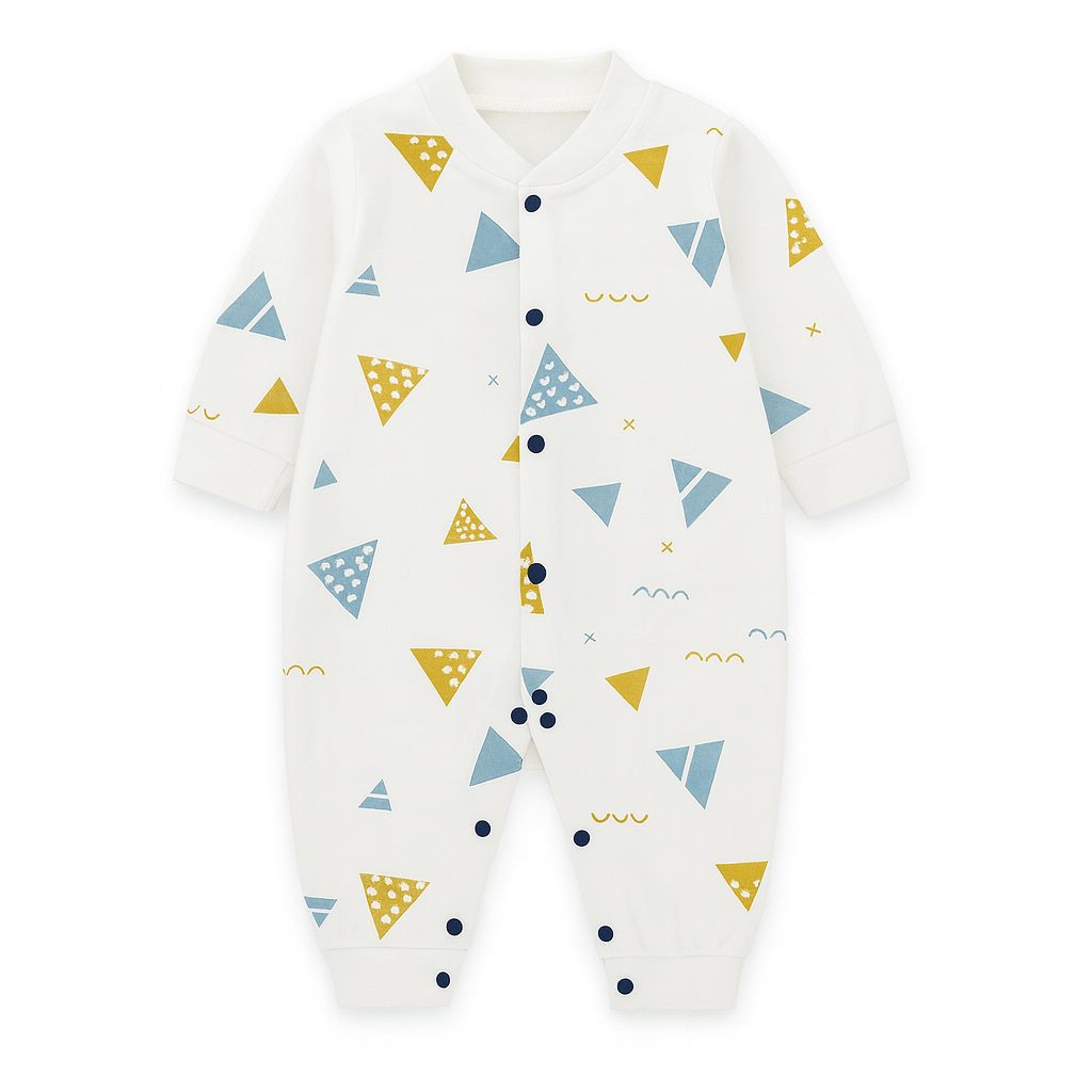 Pyjama bébé blanc recouvert de triangles graphiques bleu ciel, jaune moutarde et touches géométriques.