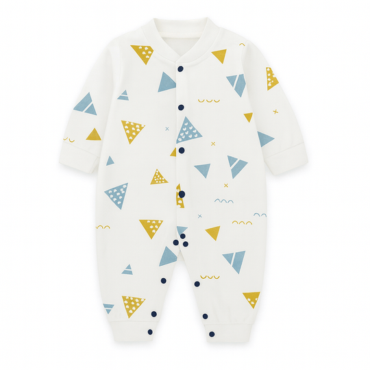 Pyjama bébé blanc recouvert de triangles graphiques bleu ciel, jaune moutarde et touches géométriques.