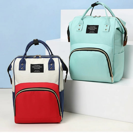 Dimensions du sac à dos à langer rouge blanc et bleu Kalinatur, largeur 25 cm et profondeur 16 cm.