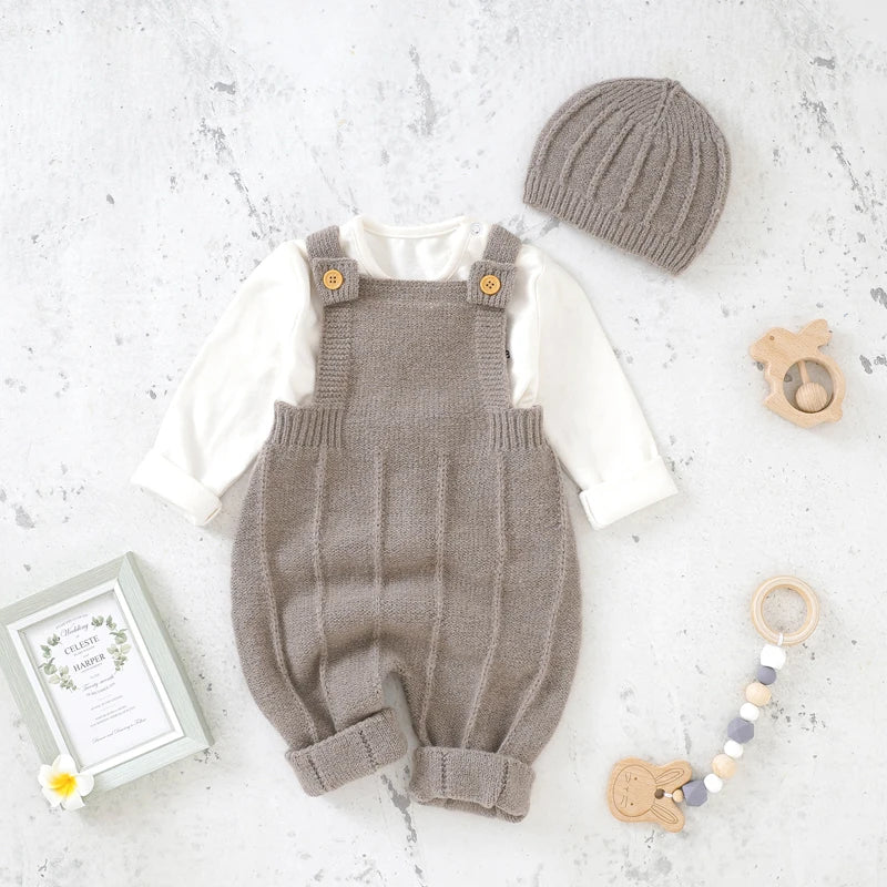 Ensemble bébé gris avec salopette tricotée et bonnet assorti.