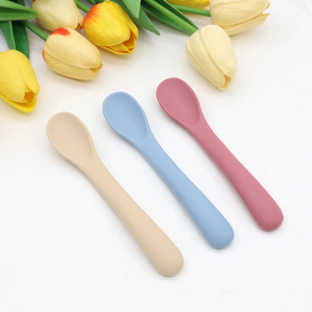 Lot de 3 cuillères bébé en silicone alimentaire beige, bleu et rose pour l’apprentissage des repas des bébés de 3 mois à 2 ans