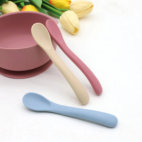 Lot de 3 cuillères bébé en silicone souple rose, beige et bleu pour les premiers repas des bébés de 3 mois à 2 ans