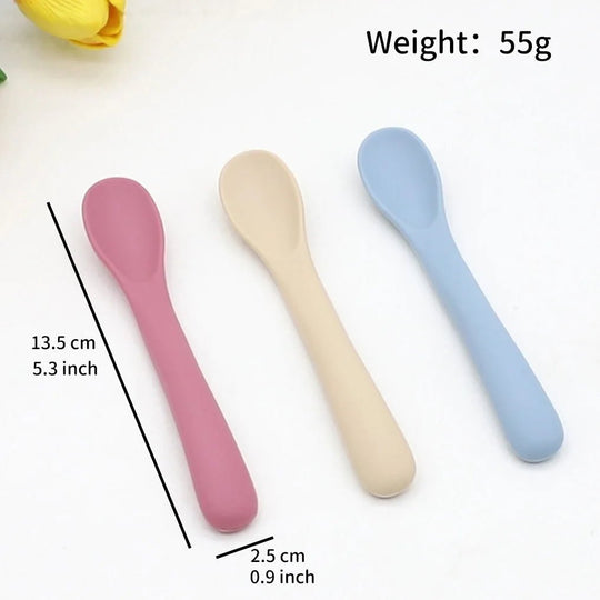 Dimensions des cuillères bébé en silicone souple beige, rose et bleu mesurant 13,5 cm pour les premiers repas des bébés de 3 mois à 2 ans