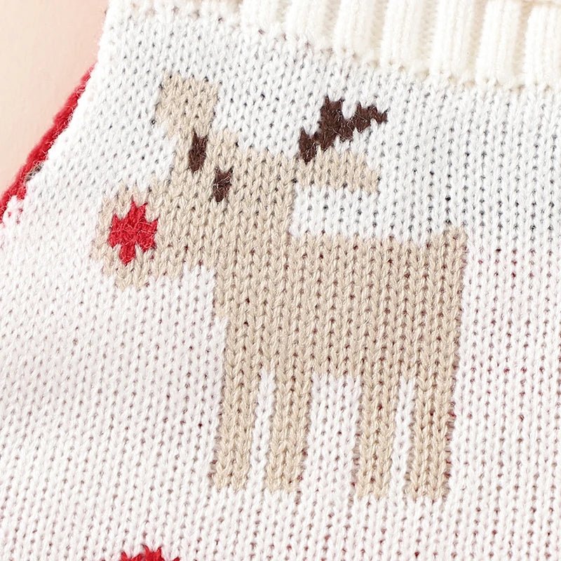 Gros plan sur le motif renne en tricot beige et rouge de la barboteuse de Noel pour bebe KaliNatur, detail doux et festif.