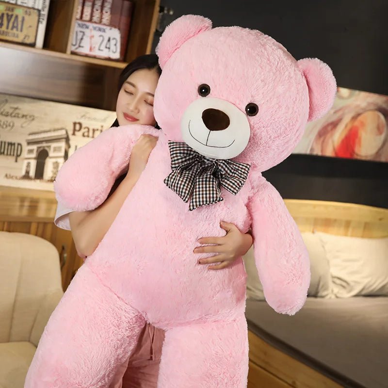 Ours géant rose 105 cm en peluche tenu par une jeune femme – Kalinatur