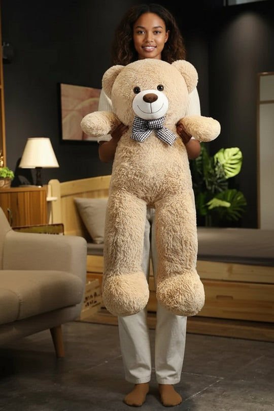 Ours géant beige 105 cm tenu par une femme, peluche moelleuse – Kalinatur