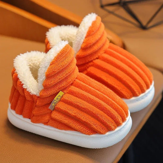 Pantoufles bébé orange Kalinatur, chaudes et antidérapantes pour l’hiver.