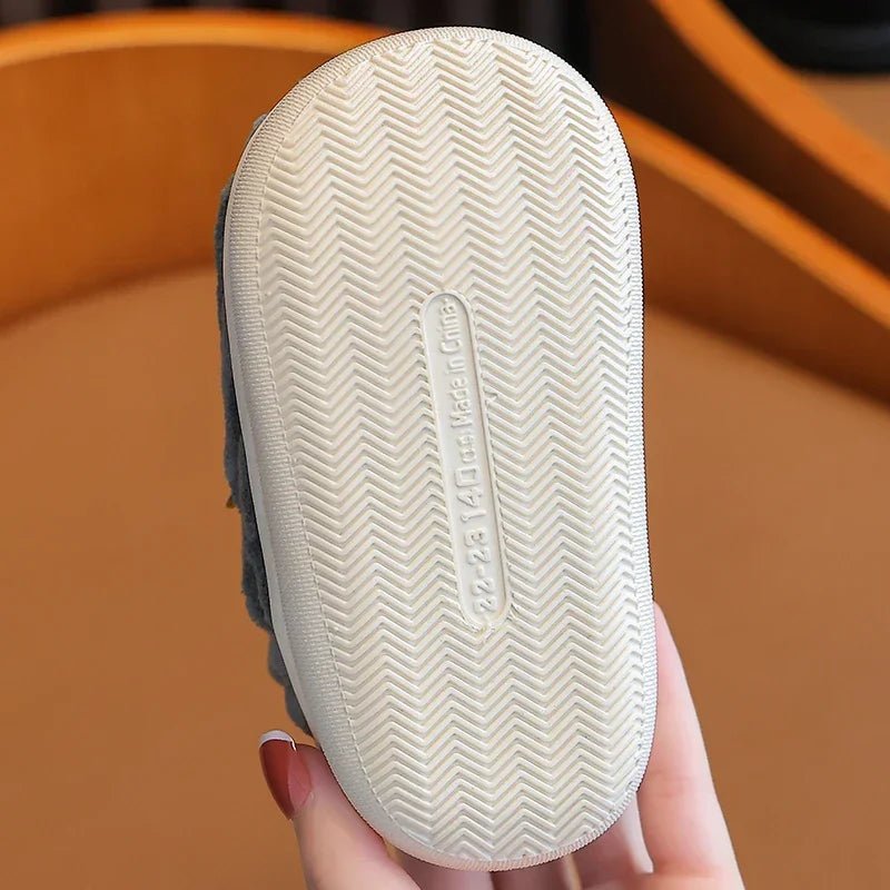 Semelle antidérapante de pantoufles bébé Kalinatur, souple et sécurisée.