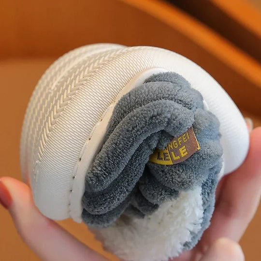 Pantoufle bébé Kalinatur montrée pliée pour illustrer sa grande souplesse.