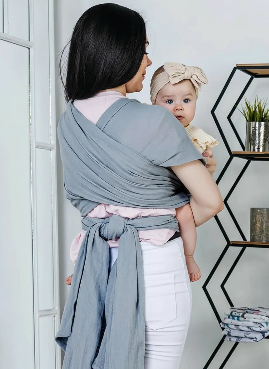 Écharpe de portage grise Kalinatur vue de dos, maman portant bébé avec soutien ergonomique et nouage sécurisé.