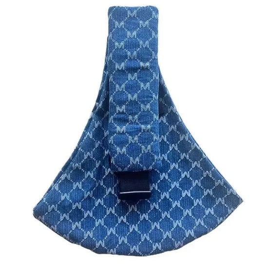 Porte-bébé bandoulière Kalinatur en tissu bleu à motif géométrique, assise large et sangle ajustable.