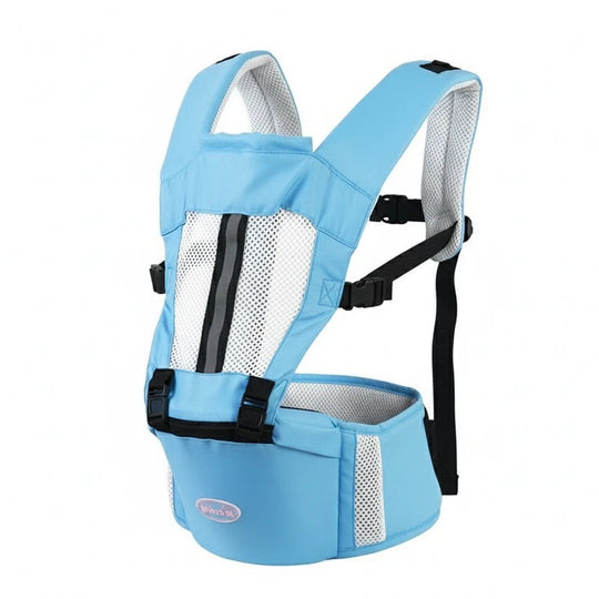 Maman portant son bébé dans un porte-bébé bleu clair ergonomique Kalinatur, soutien complet et assise large.
