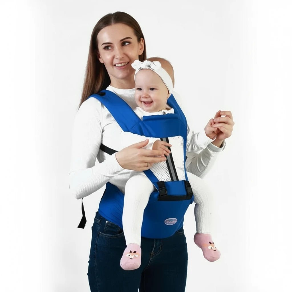 Maman portant son bébé dans un porte-bébé ergonomique bleu Kalinatur avec assise confortable et filets respirants.