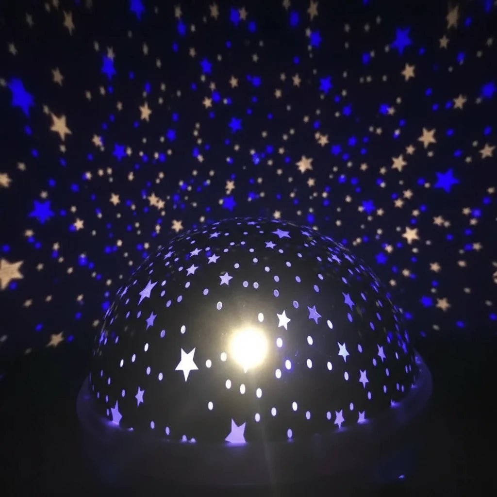Projection lumineuse du projecteur ciel étoilé Kalinatur – étoiles bleues et blanches apaisantes pour endormir bébé en douceur
