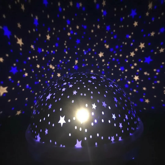 Projection lumineuse du projecteur ciel étoilé Kalinatur – étoiles bleues et blanches apaisantes pour endormir bébé en douceur
