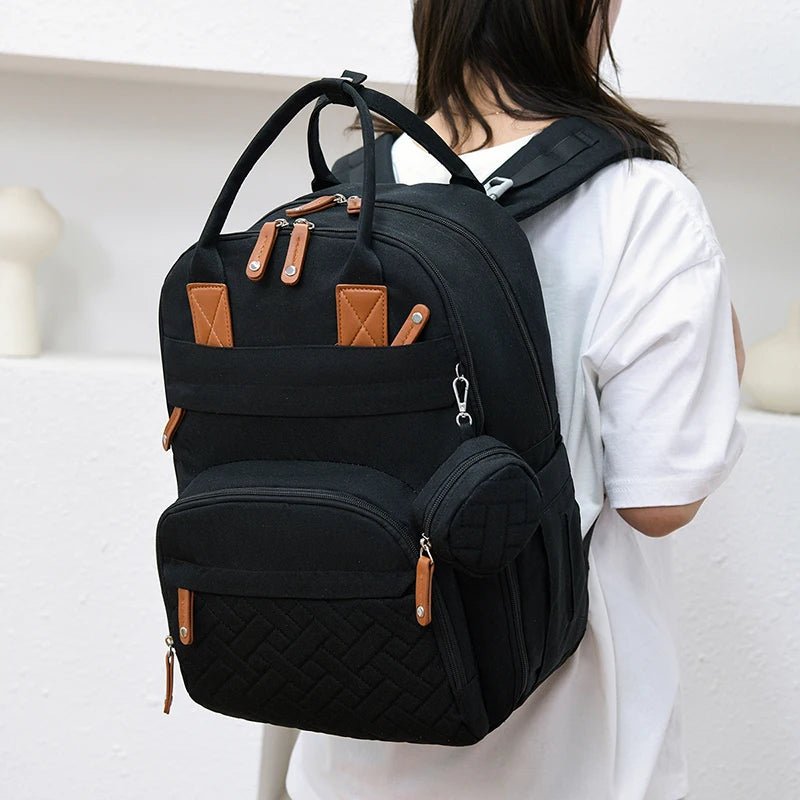 Sac à dos à langer noir porté, format pratique pour parents – Kalinatur