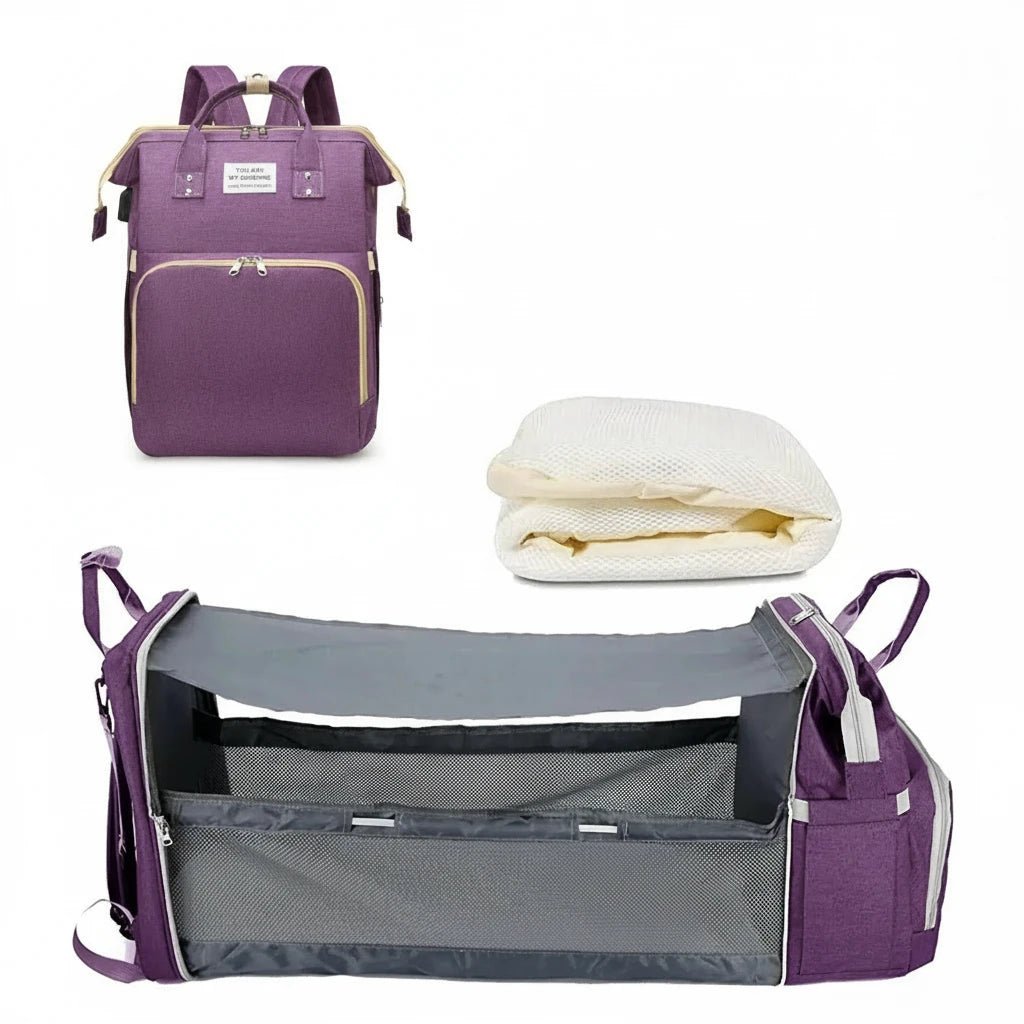 Sac à langer violet avec espace isotherme et lit bébé pliable accompagné de son matelas.