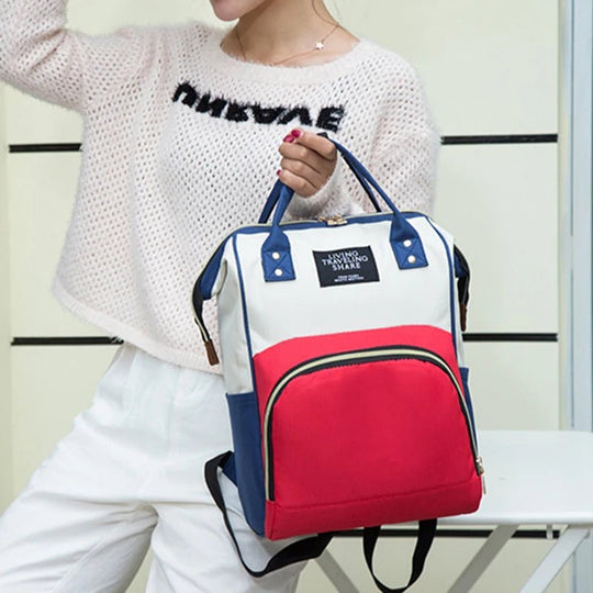 Vue arrière du sac à dos à langer rouge blanc et bleu Kalinatur, bretelles ajustables et dos renforcé.