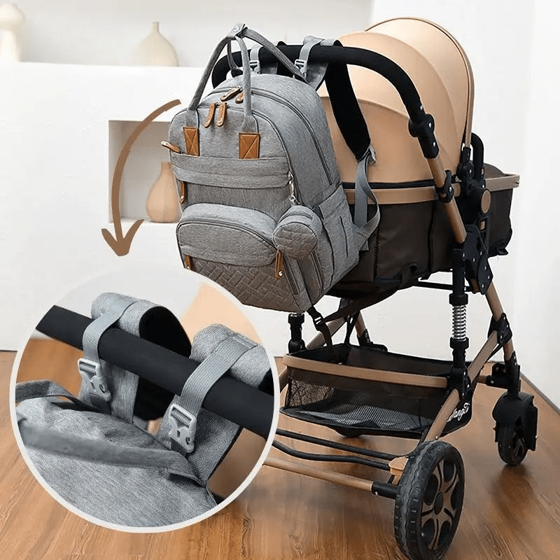 Sac à langer gris Kalinatur fixé sur poussette grâce aux attaches universelles pour sorties avec bébé.
