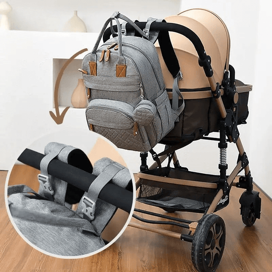Sac à langer gris Kalinatur fixé sur poussette grâce aux attaches universelles pour sorties avec bébé.
