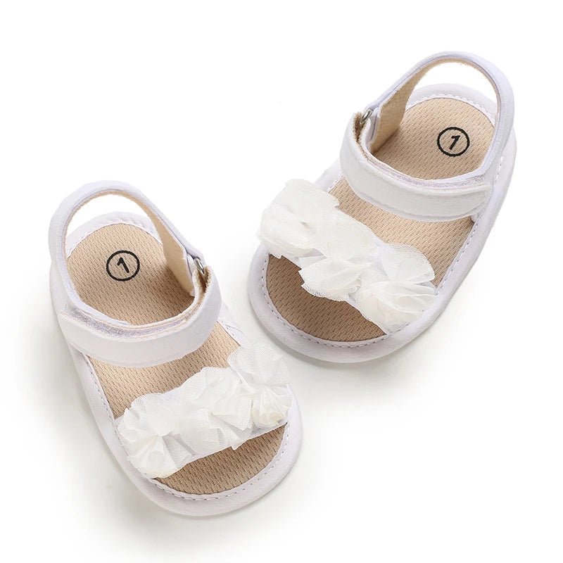 Sandales bébé fille blanches avec fleurs en tissu et bride scratch, chaussures premiers pas à semelle souple antidérapante pour bébé de 0 à 18 mois
