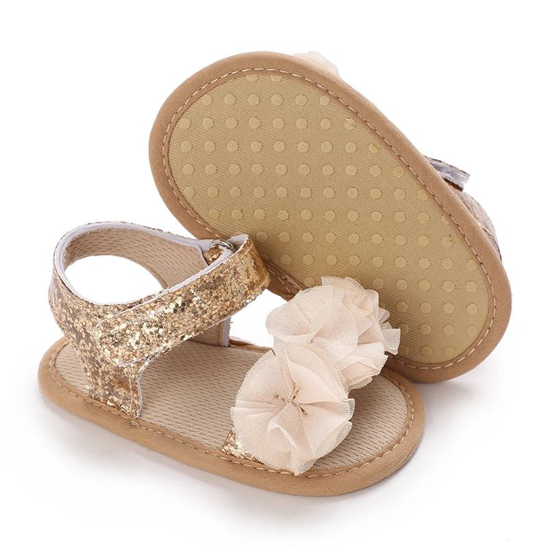 Sandales bébé fille dorées pailletées avec fleurs en tulle et semelle souple antidérapante, chaussures premiers pas avec fermeture scratch pour bébé de 0 à 18 mois
