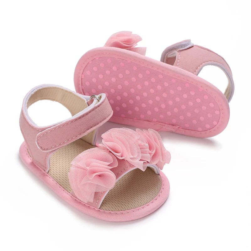 Sandales bébé fille roses avec fleurs en tissu et fermeture scratch, semelle souple antidérapante idéale pour les premiers pas en été
