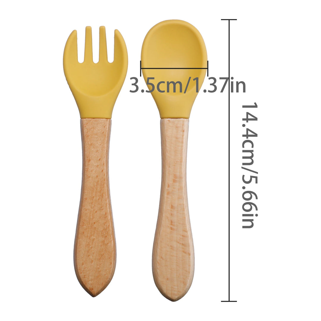 Dimensions du set cuillère et fourchette pour bébé en silicone jaune avec manche en bois naturel, longueur 14,4 cm et largeur 3,5 cm
